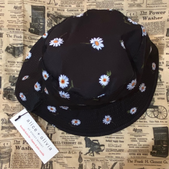 Alice & Olivia x FABFITFUN Reversible Bucket Hat - Picture 2 of 4